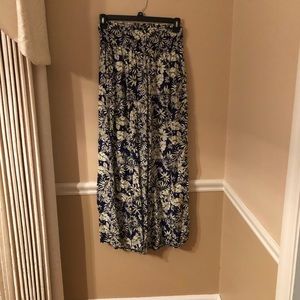 Wide legged flowy pants, size Large